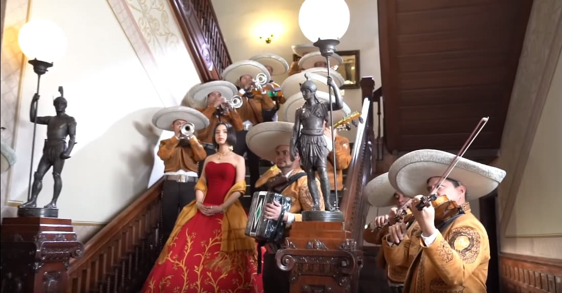 “(Voy a tener) cinco o seis (cambios). Cuatro con uno de boda y uno sorpresa. Me voy a casar, ¿quién es el novio?”, dijo la cantante durante uno de los descansos de las grabaciones.