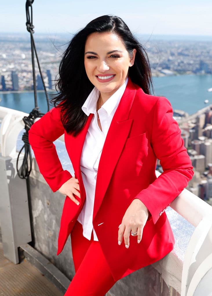 Maite Perroni presume embarazo en nueva foto con outfit de ‘mamá cool’
