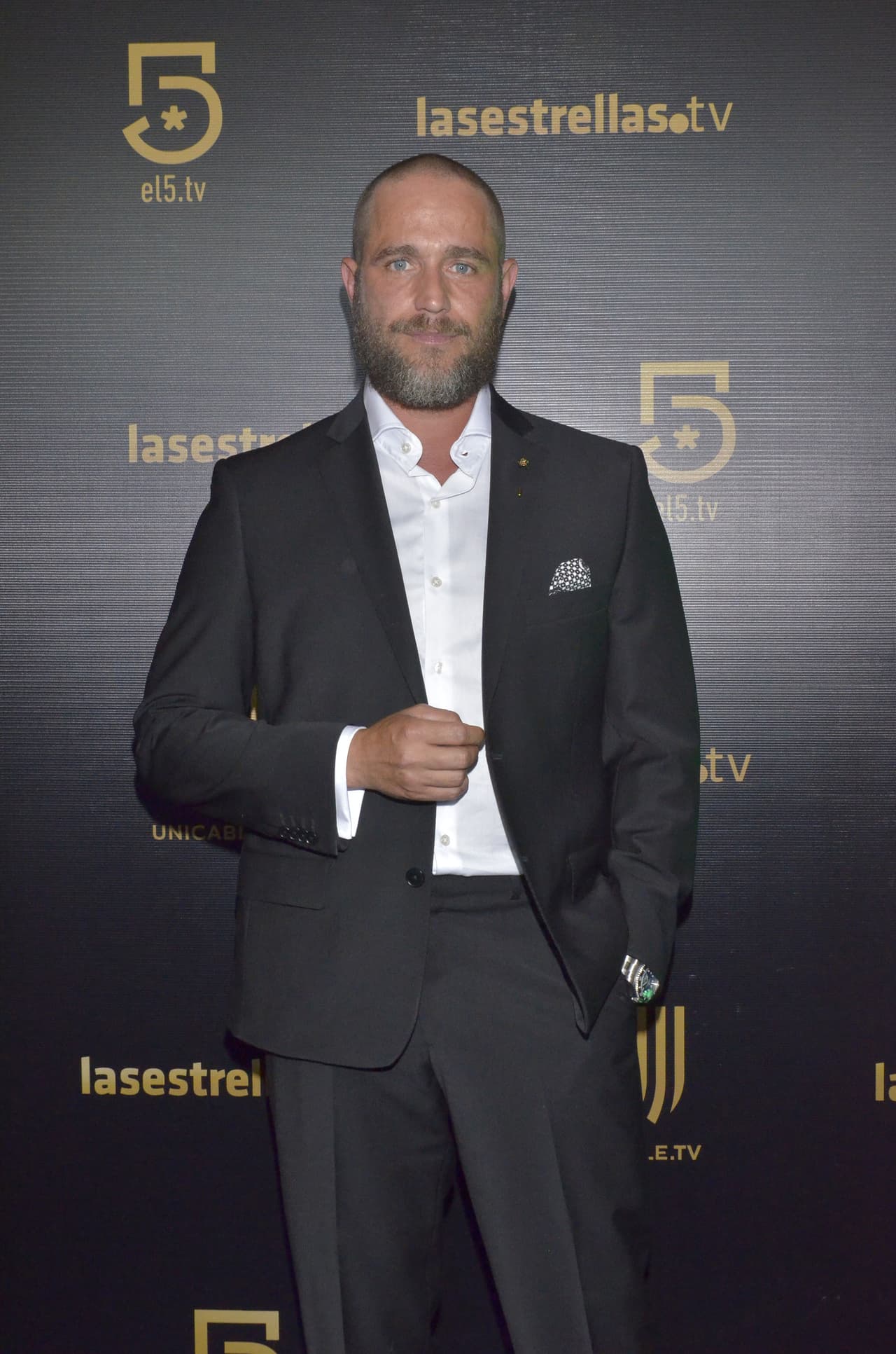 Michel Brown, ganador de la categoría 'Mejor Actor' por 'Amar sin Ley', optó por un traje clásico.