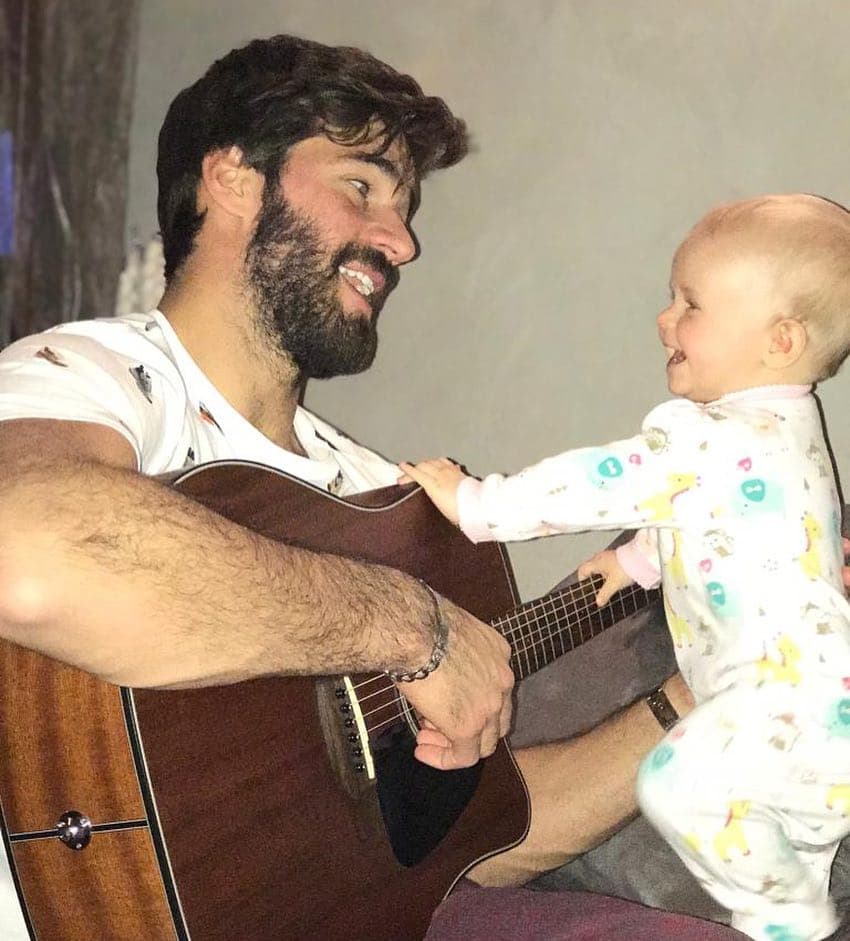 Además de jugar futbol, le gusta tocar la guitarra.