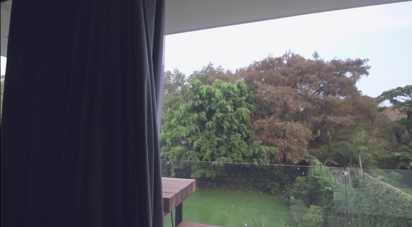 Yuya también mostró parte de la vista que tiene el cuarto principal, teniendo un espacio que le permite descansar al aire libre mientras admira la naturaleza que la rodea.