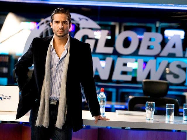 En la producción de José Alberto ‘El Güero’ Castro ‘Los éxitos Pérez’, el joven dio vida a ‘Tomás, quien estaría enamorado de ‘Gonzalo’ (Jaime Camil). En 2009, apareció una escena en la que los dos hombres se besan.