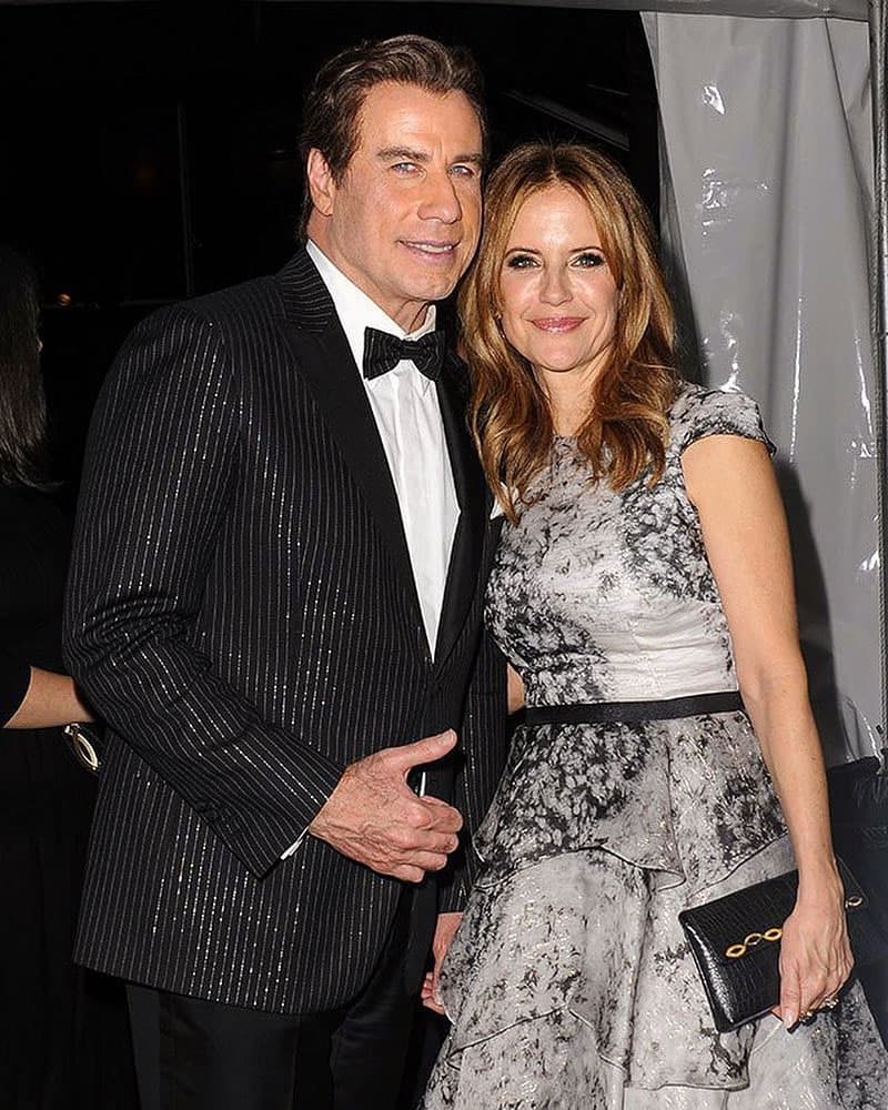 Dicen que John Travolta esconde su homosexualidad apoyado por su esposa