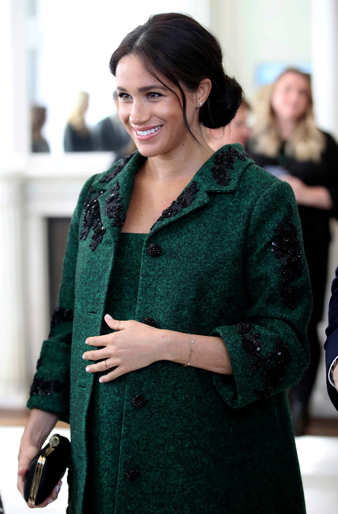 El 11 de marzo, la esposa del hijo menor de Lady Di sorprendió con dos looks: el primero resaltó por el espectacular abrigo verde de Erdem.