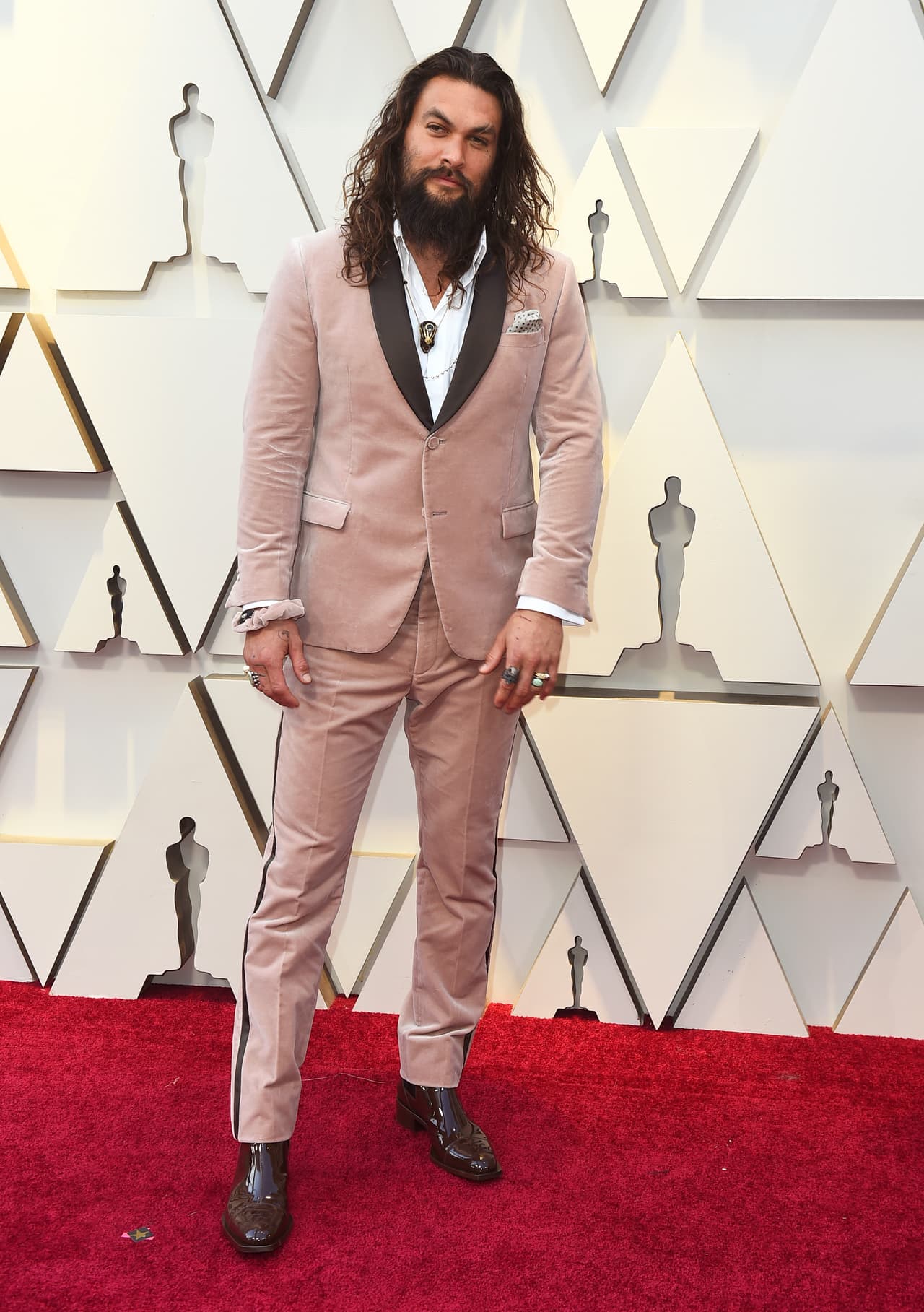El actor Jason Momoa rompió los estándares y llegó con un traje de terciopelo y su característica melena.