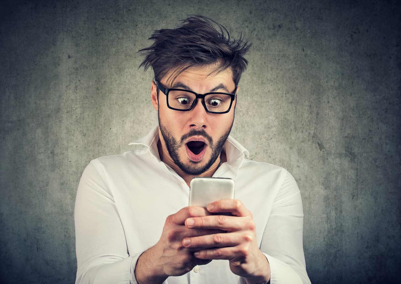¿Por qué no debes abrir el video de la moto y la botella que circula en WhatsApp?