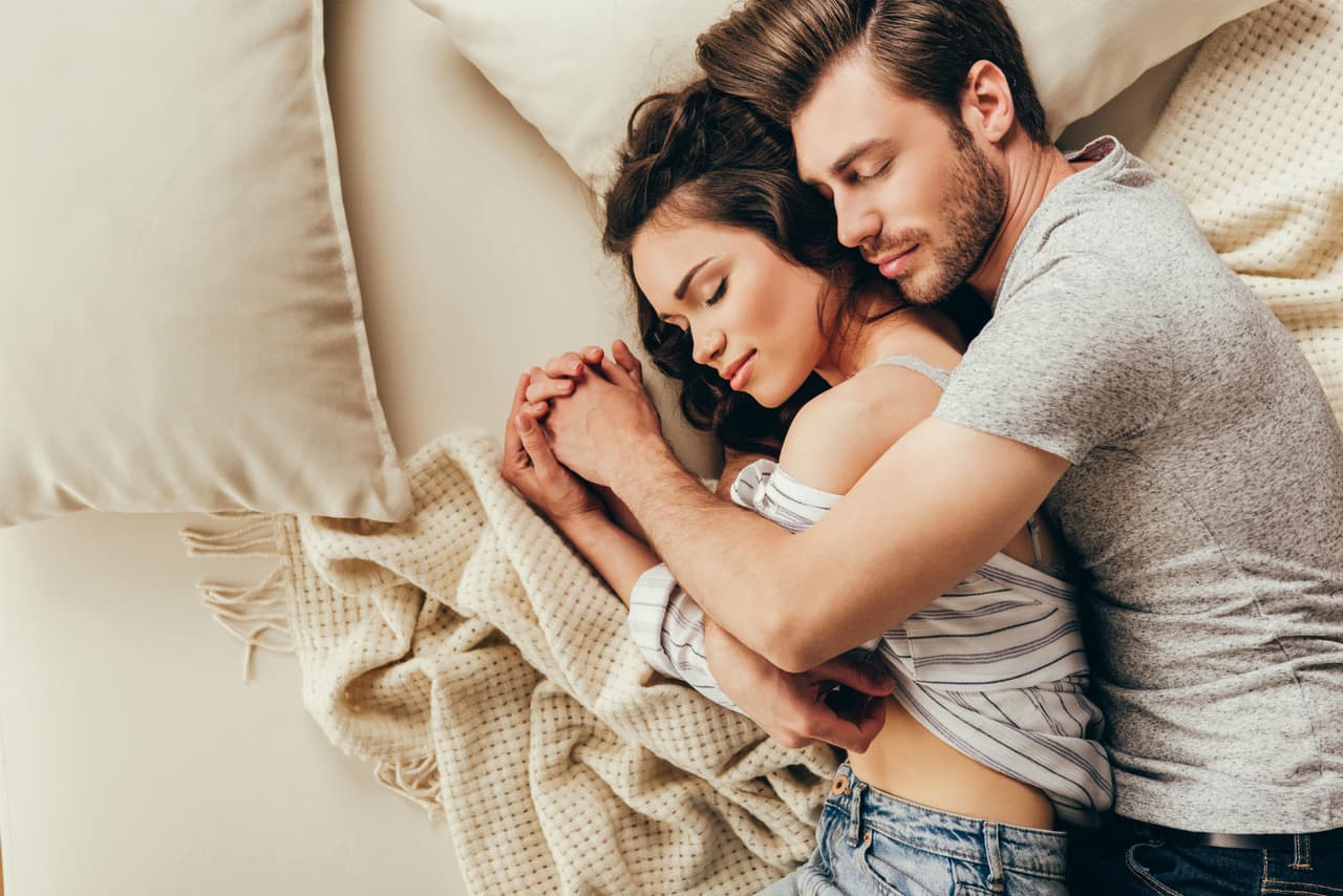 Descubre su infidelidad con solo verlo dormir