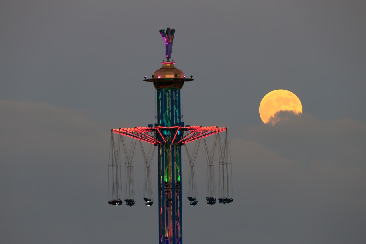 El eclipse lunar ocurre cuando la Tierra se interpone en el camino de la luz del sol que golpea al satélite natural.