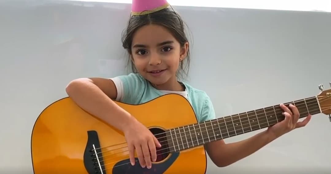 Sin embargo, la divertida confusión quedó en el pasado luego de verla tocar la guitarra -que le regaló precisamente 'el Rey Vadhir' hace unos meses- durante el video de cumpleaños que le dedicó Eugenio Derbez a la cumpleañera.