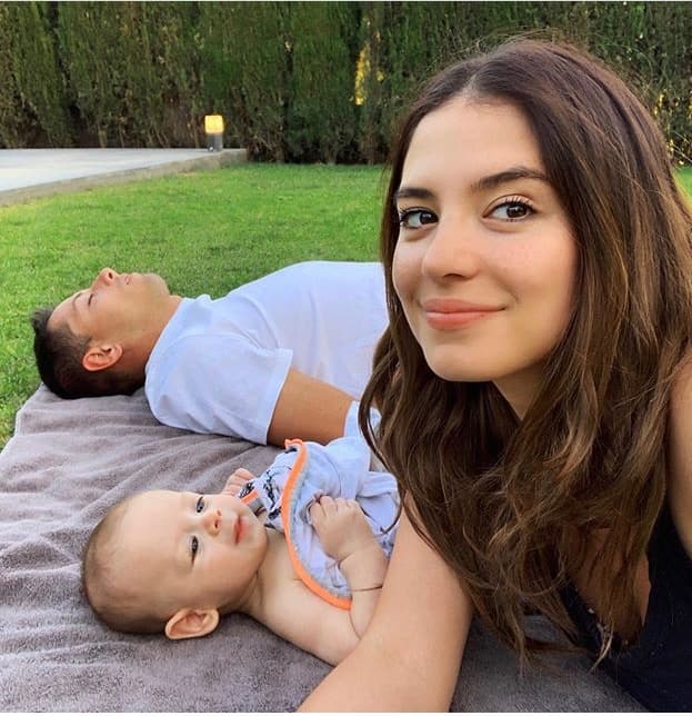 Luego de convertirse en madre por primera vez del pequeño Noah en junio de 2019, la modelo australiana Sarah Kohan, esposa del jugador mexicano de futbol Javier 'Chicharito' Hernández, lucía una melena castaña.