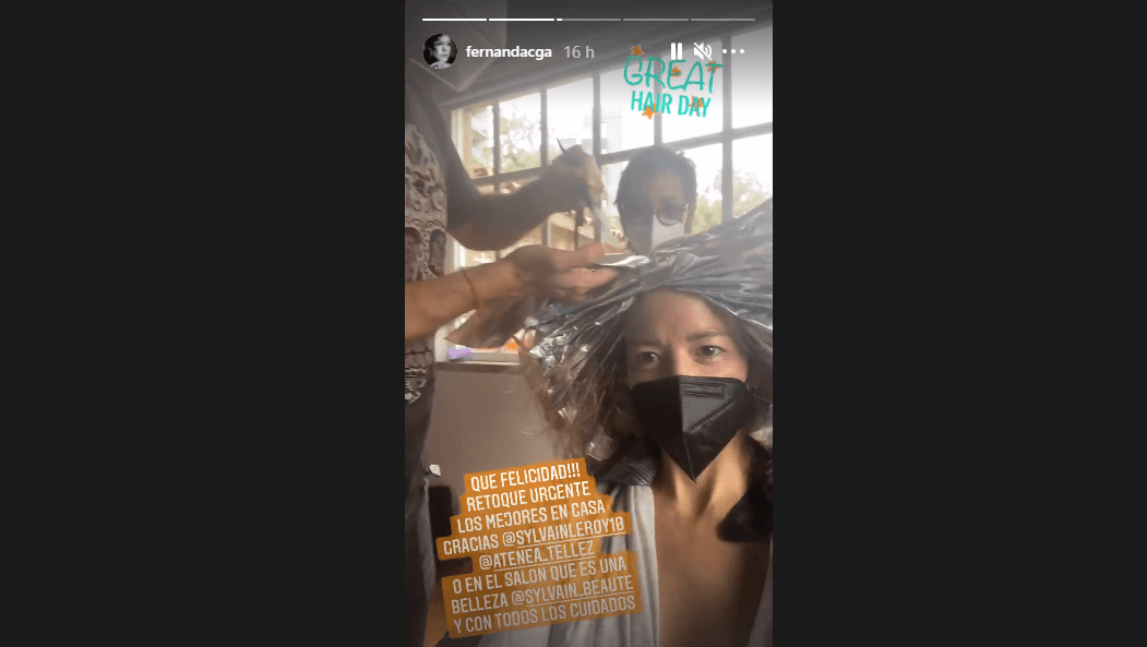 Fue a través de su cuenta oficial de Instagram que la estrella de televisión compartió una serie de imágenes en las que se dejó ver paso a paso cómo modificaron su rubia cabellera, señalando que ya le hacía falta el cambio.