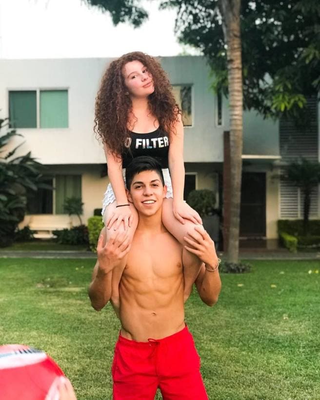 Hace tres años, Briggitte Bozzo y Robin Vega tuvieron un reencuentro, el cual la actriz presumió en Instagram, donde dejó claro que aunque pasen los años, su amistad persiste. “Con mi niño favorito. Extrañaba tus locuras”, precisó