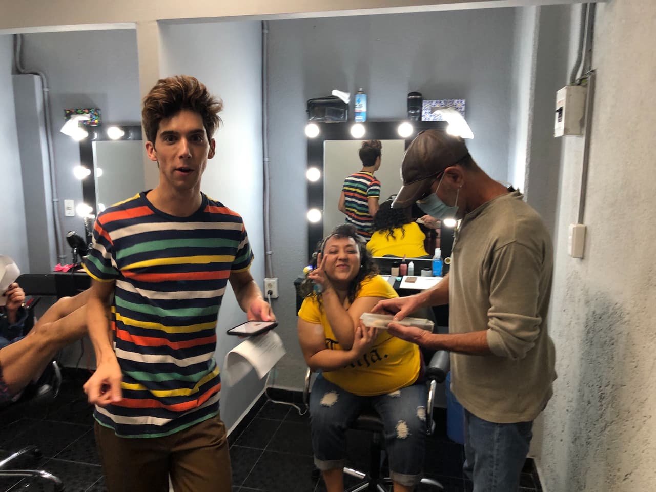Aquí están Mauricio Garza y Michelle Rodriguez justo antes de entrar a escena.