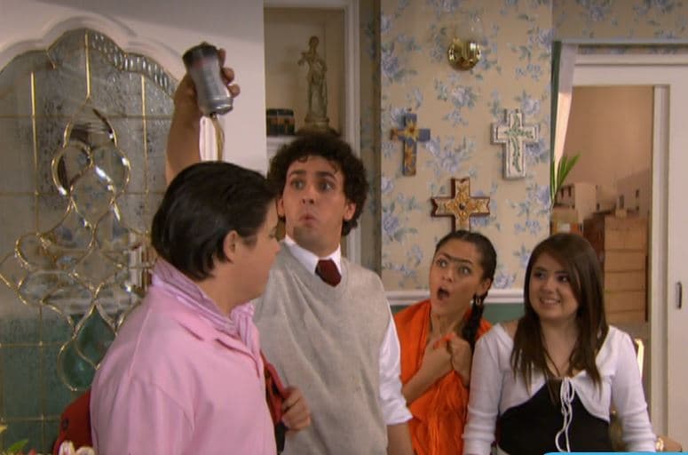 Pero Ricky olvidó su celular en el departamento y así fue cuando Martina descubrió que no era rico, si no que era hijo de una mujer que tenía un puesto de verduras en el mercado, y su nombre verdadero era Nepamuceno. 
<br>
<br>Cuando Ricky regresó por su celular, ahora fue el turno de Martina de despreciarlo y Plutarco le echó encima un refresco de dieta.