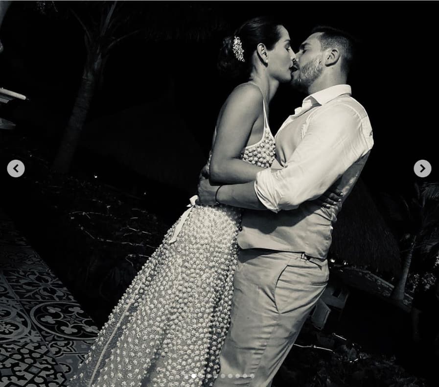 Sebastián no se quedó atrás y tras usar un traje claro, lo cambió por uno negro que encajó a la perfección con el festejo.