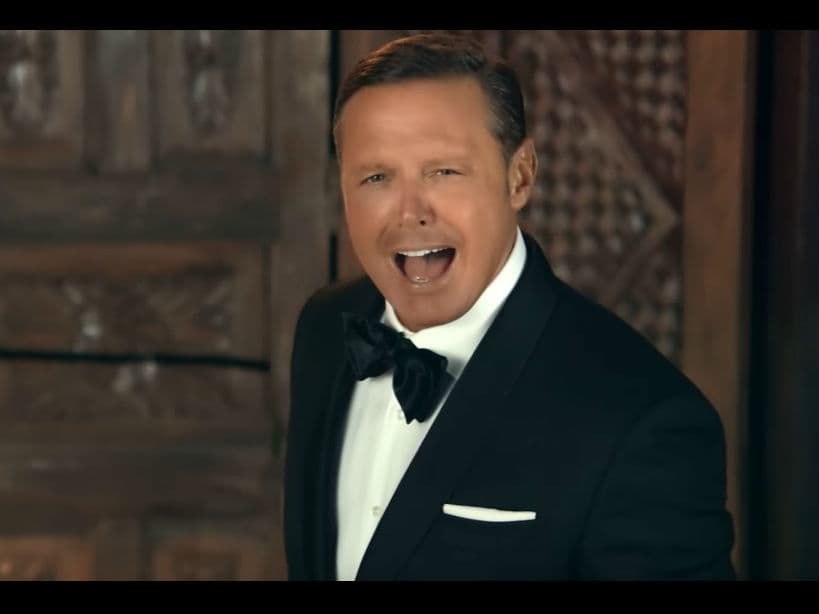 Cantará temas clásicos como "La Bikina", "Ahora Te Puedes Marchar", "Amarte Es Un Placer", "Cuando Calienta el Sol" y nuevos como "La Fiesta del Mariachi" o "Soy Lo Prohibido".