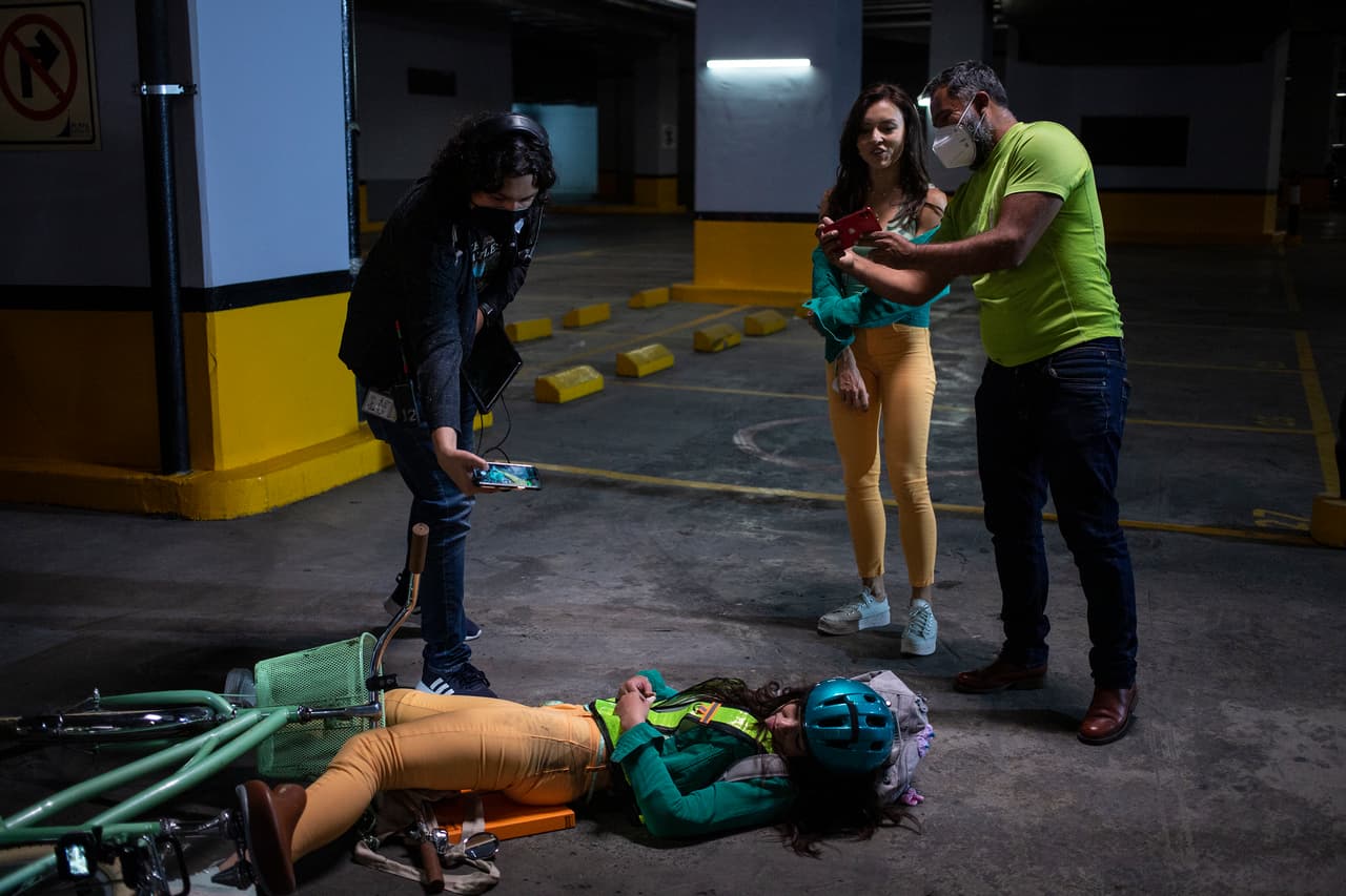 Aquí, Angelique Boyer revisa con los directores de escena y con la stunt cómo quedaría la escena.