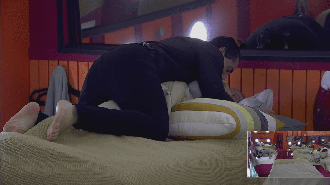 Agustín encima de Mayito