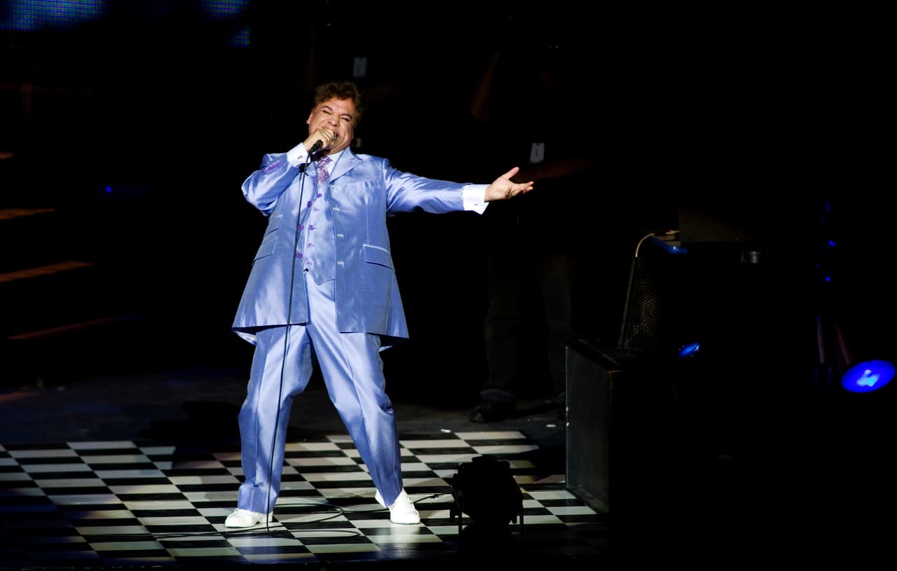 Juan Gabriel perdió la vida el 28 de agosto del 2016 a causa de un infarto; pero muchas personas se rehúsan a creer que haya fallecido. Joaquín Muñoz, exmánager del cantante, dijo que no murió y que en realidad se estaba escondiendo del público para poder descansar y dedicar tiempo a sí mismo lejos de los escenarios.