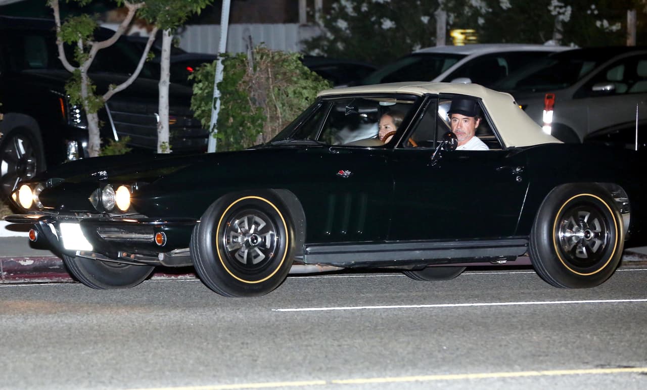 Robert Downey Jr, por ejemplo, que goza de salir a pasear en su Corvette Sting Ray de 1965