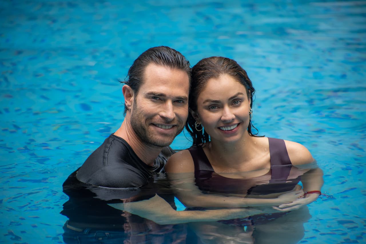 'Mariana' (Claudia Martín) y 'Luis Alberto' (Sebastián Rulli), quienes han luchado por defender su amor, posan en una alberca tras grabar una impactante escena de la telenovela producida por Carlos Bardasano.