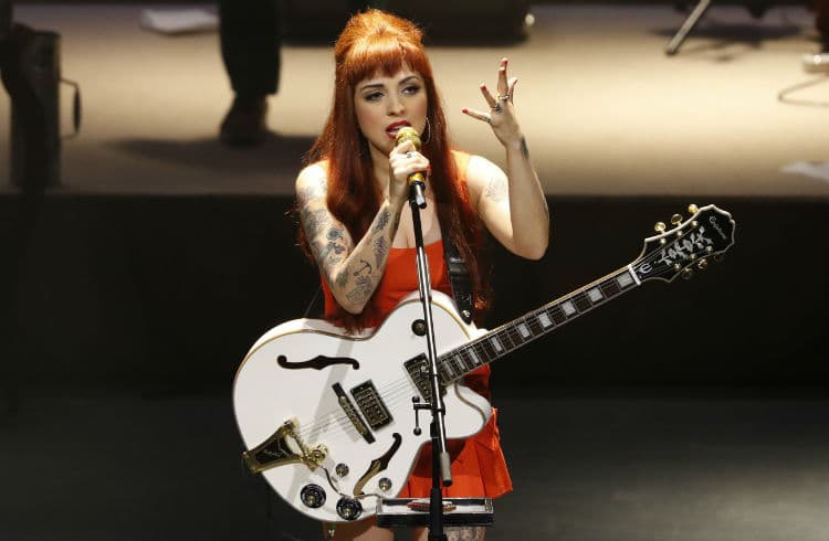 Mon Laferte explota contra reportero ¡por machista!