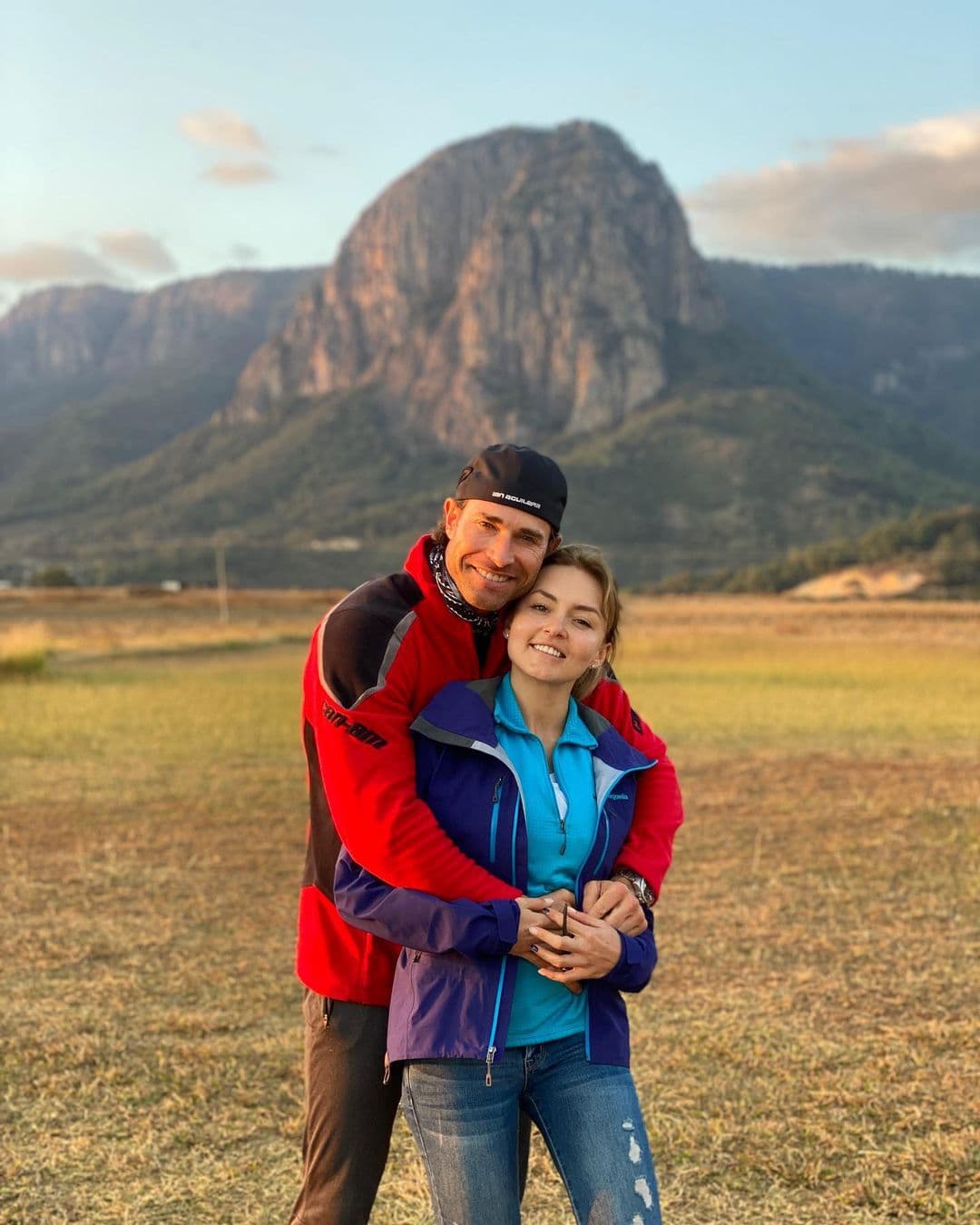 Sebastián Rulli destapa que extraña a Angelique y así reacciona la actriz: “Agárrate cuando vuelvas”