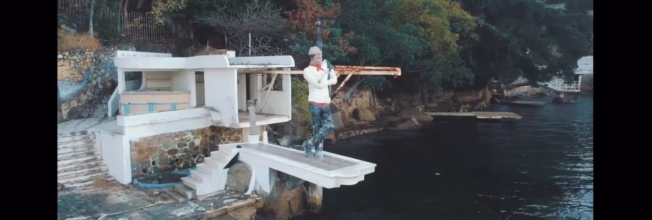 Justo al lado, está ubicada una de las atracciones más importantes del inmueble, se trata de una estatua gigante de Cantinflas, la cual ya luce muy deteriorada, y la que parece ser una plataforma para clavados.