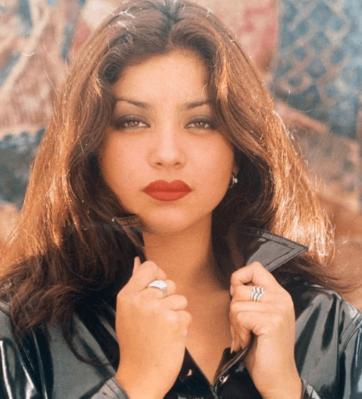 En ese entonces usaba el cabello partido y todavía no se había tatuado, pero ya traía esa vibra rockera, con chamarra negra y los labios rojos que más tarde pintó de un tono muy marcado.