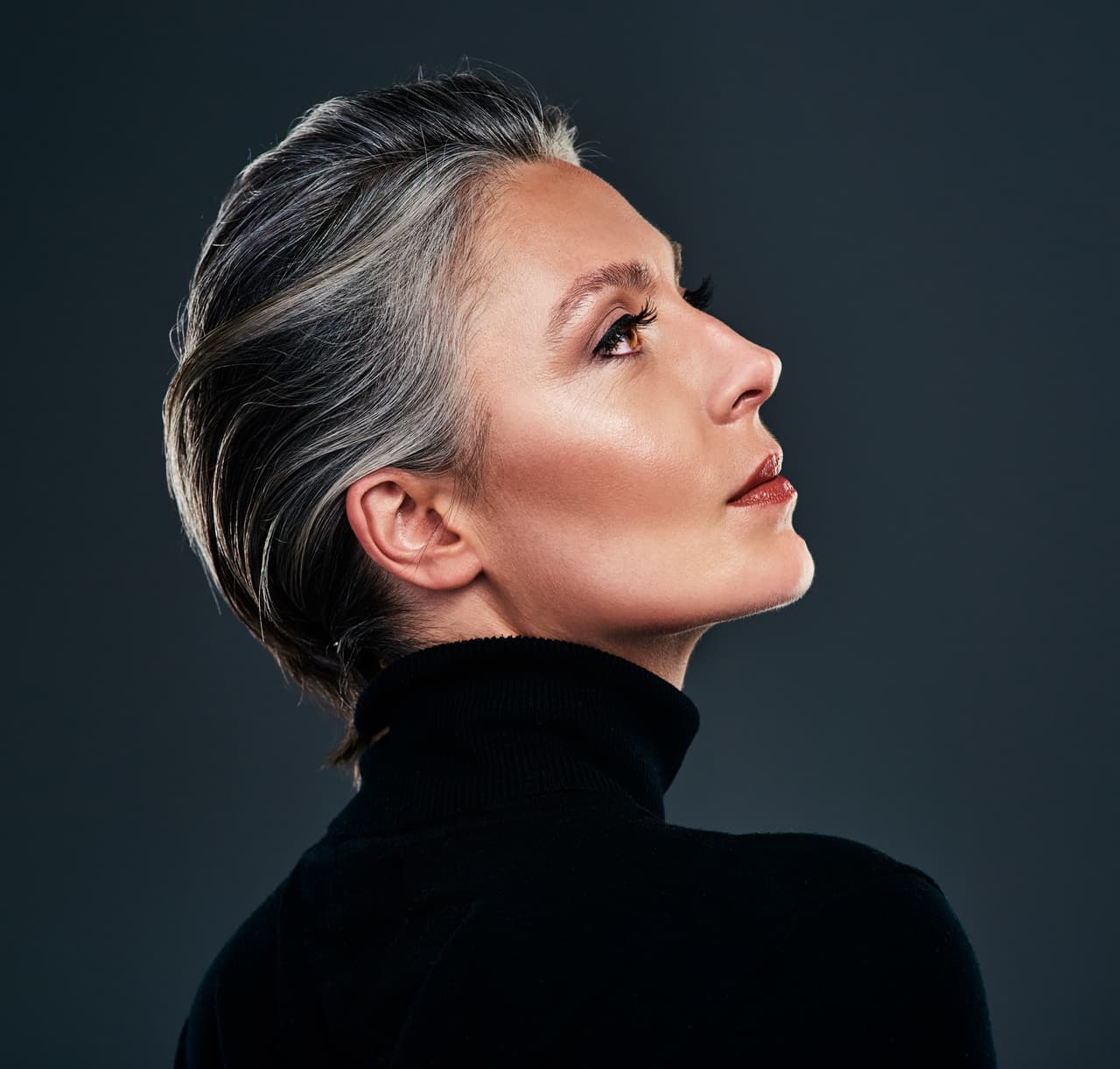 ¿Quieres tapar tus canas? Quizás dejarlas sea la nueva moda