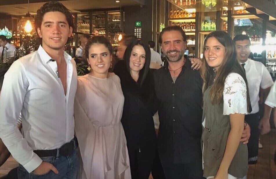 En cada paso importante de sus tres hijos, Alejandro Fernández y América Guinart están para ellos. Se casaron cuando eran muy jóvenes y su unión solo duro seis años. Hace dos años, América dijo para la revista ¡Hola! que le gustaría ver a “El Potrillo” con una buena mujer.
