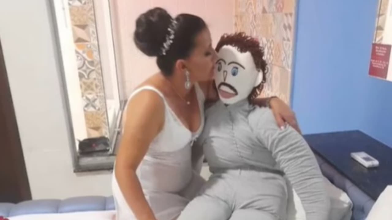 Mujer casada con muñeco de trapo expone infidelidad y se hace viral, otra vez.
<br>