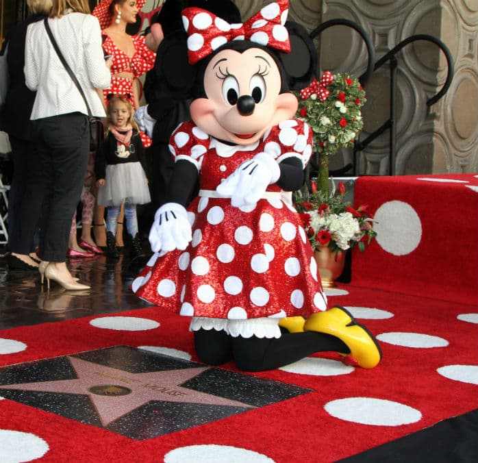 Minnie Mouse recibe estrella de la fama, ¡40 años después que Mickey!