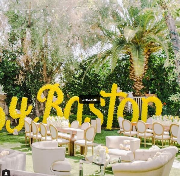 "Baby Bastón" se leía en el jardín con globos amarillos y ositos de peluche.