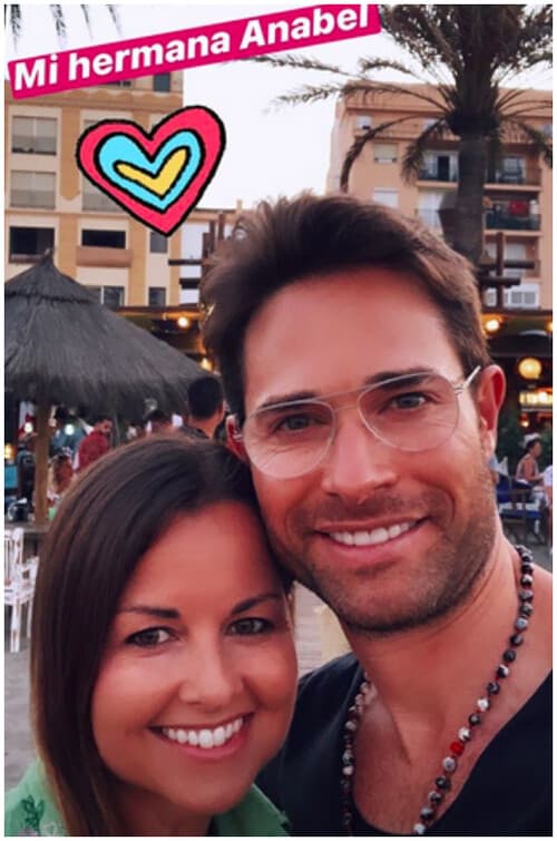 Sobre Anabel son pocas las imágenes que el galán de telenovelas ha compartido. Sin embargo, se sabe que los tres hermanos Rulli y sus padres son dueños de un restaurante familiar en Estepona, una localidad ubicada en la provincia de Málaga, España.