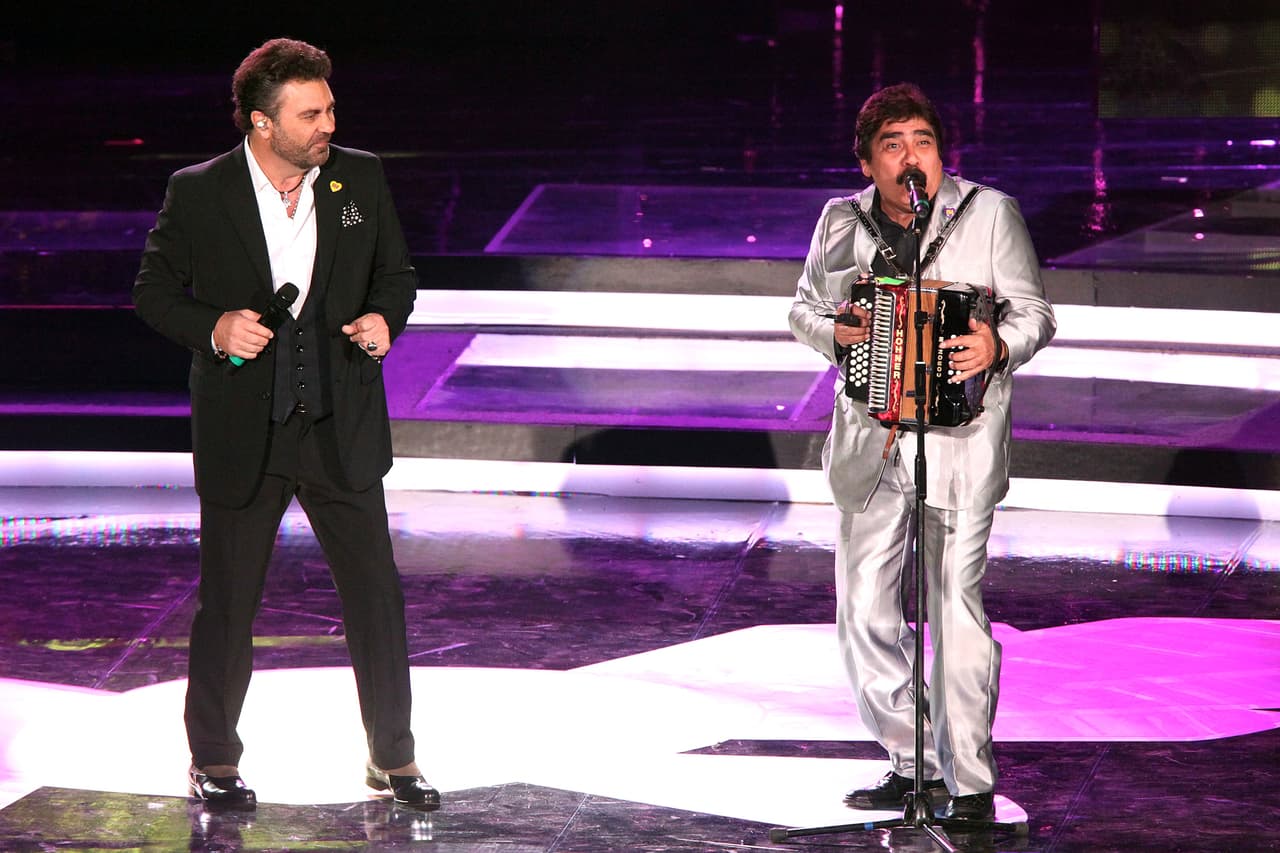 Celso Piña cuenta con alrededor de 27 discos grabados. Sin embargo, uno de los más populares fue ‘Barrio Bravo’ (2001), el cual contiene colaboraciones con Control Machete, Café Tacvba, Mijares, entre otros.