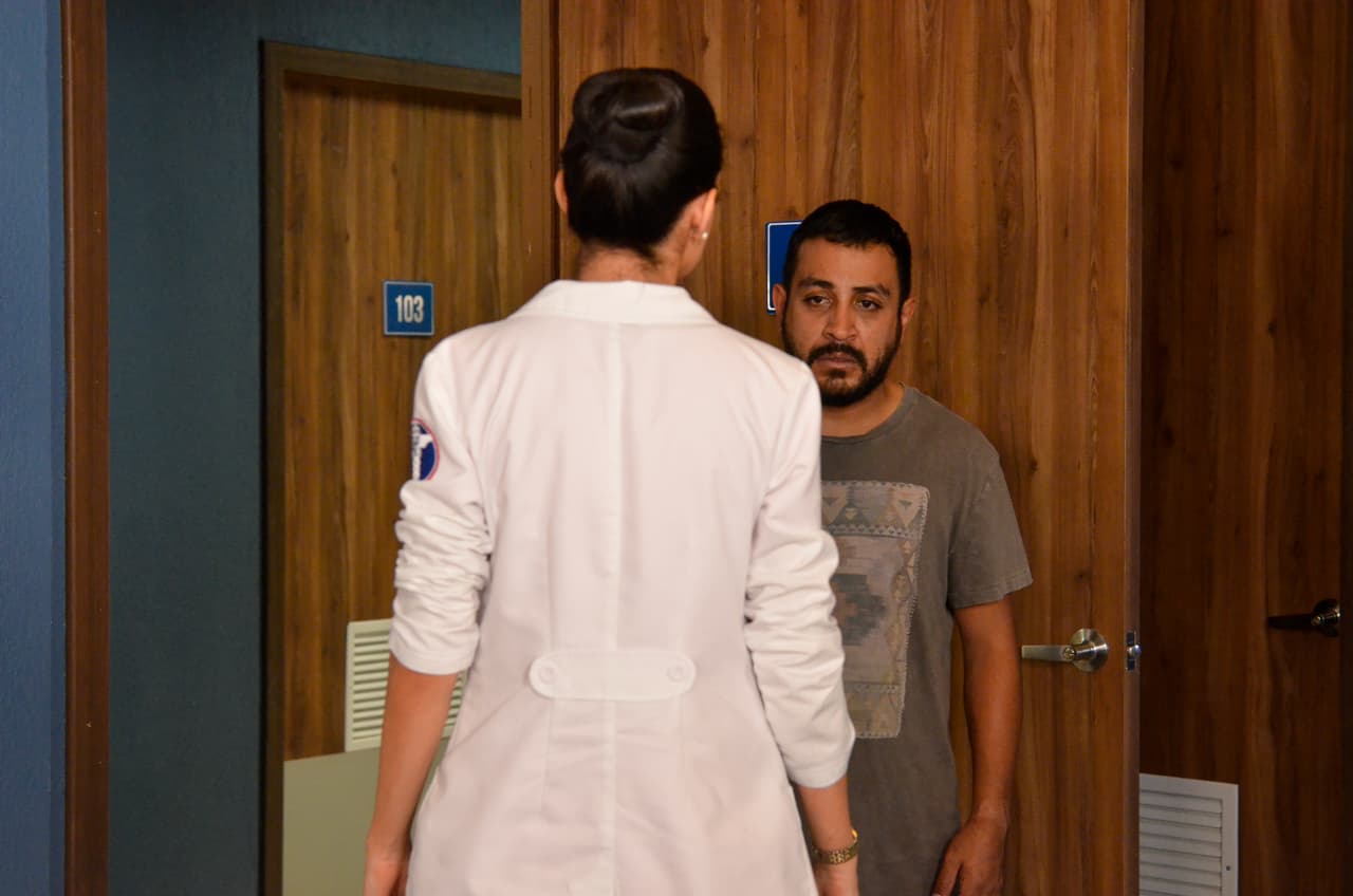 Cuando 'Leo' se presenta en el hospital, exige llevarse a su madre a casa, ¡pero 'Regina' lo impide a toda costa!