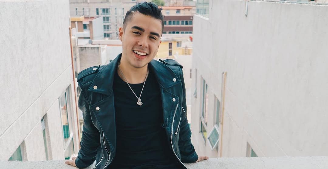 Mario Bautista presume romance con sexy modelo brasileña
