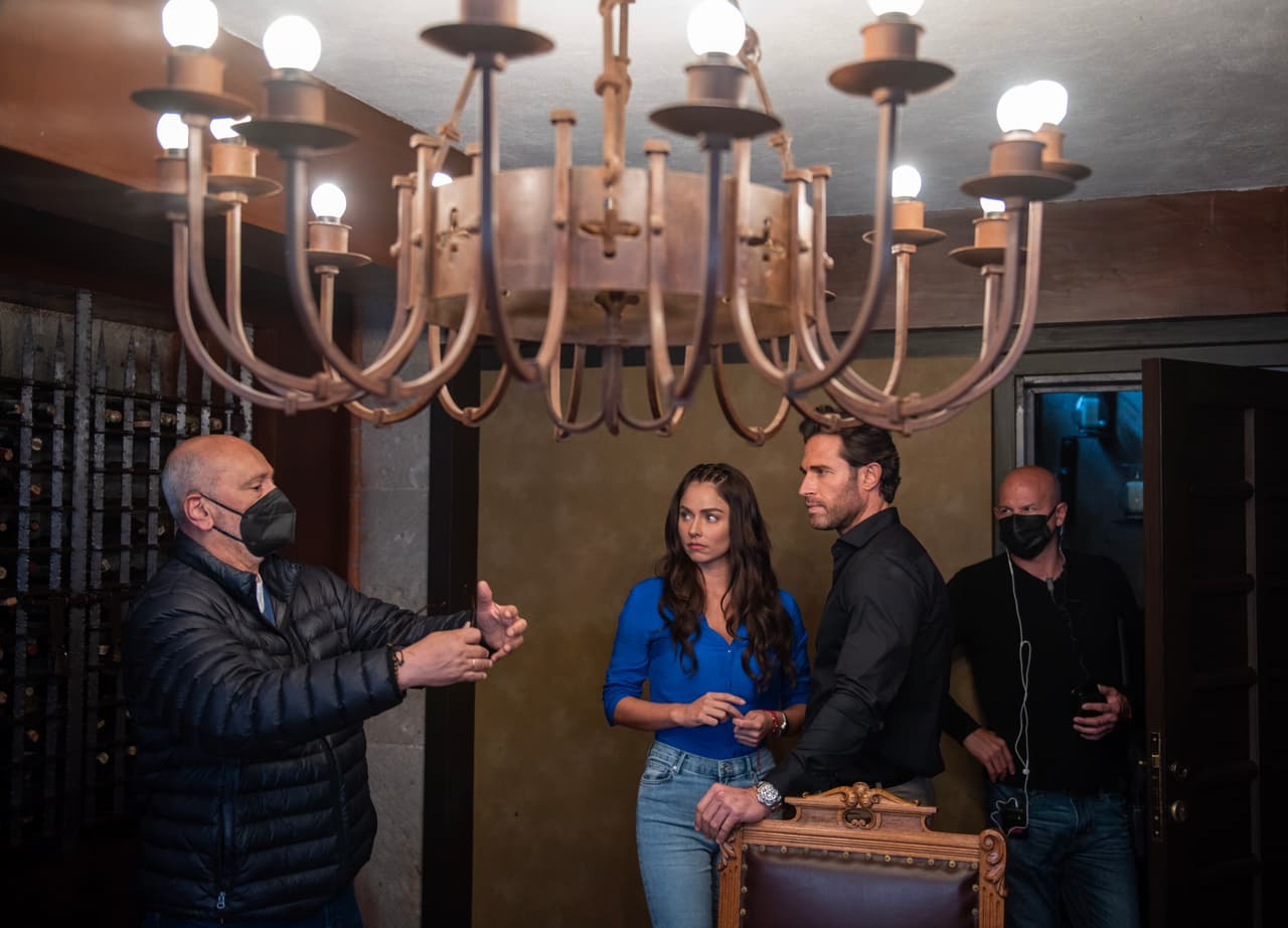 Claudia Martín y Sebastián Rulli reciben indicaciones del equipo de producción.