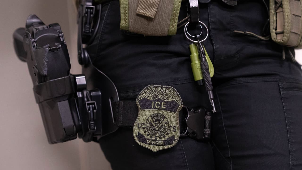 Agentes de ICE usan pistola eléctrica para detener a un inmigrante en un Walmart: todo quedó en video