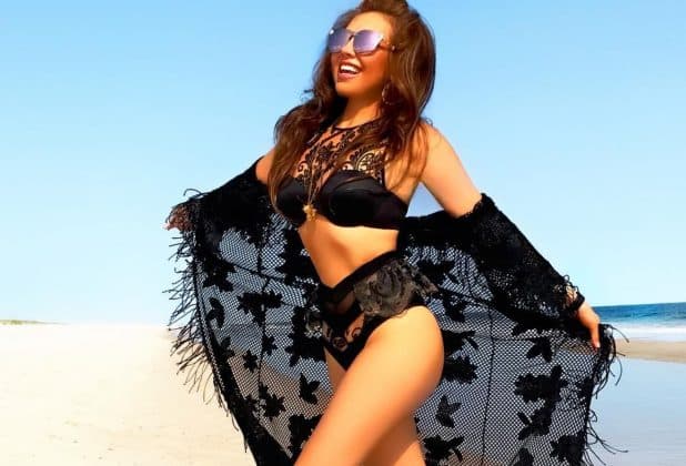 Desde los años 90, Thalía es blanco de críticas y es que aseguran se retiró las costillas
