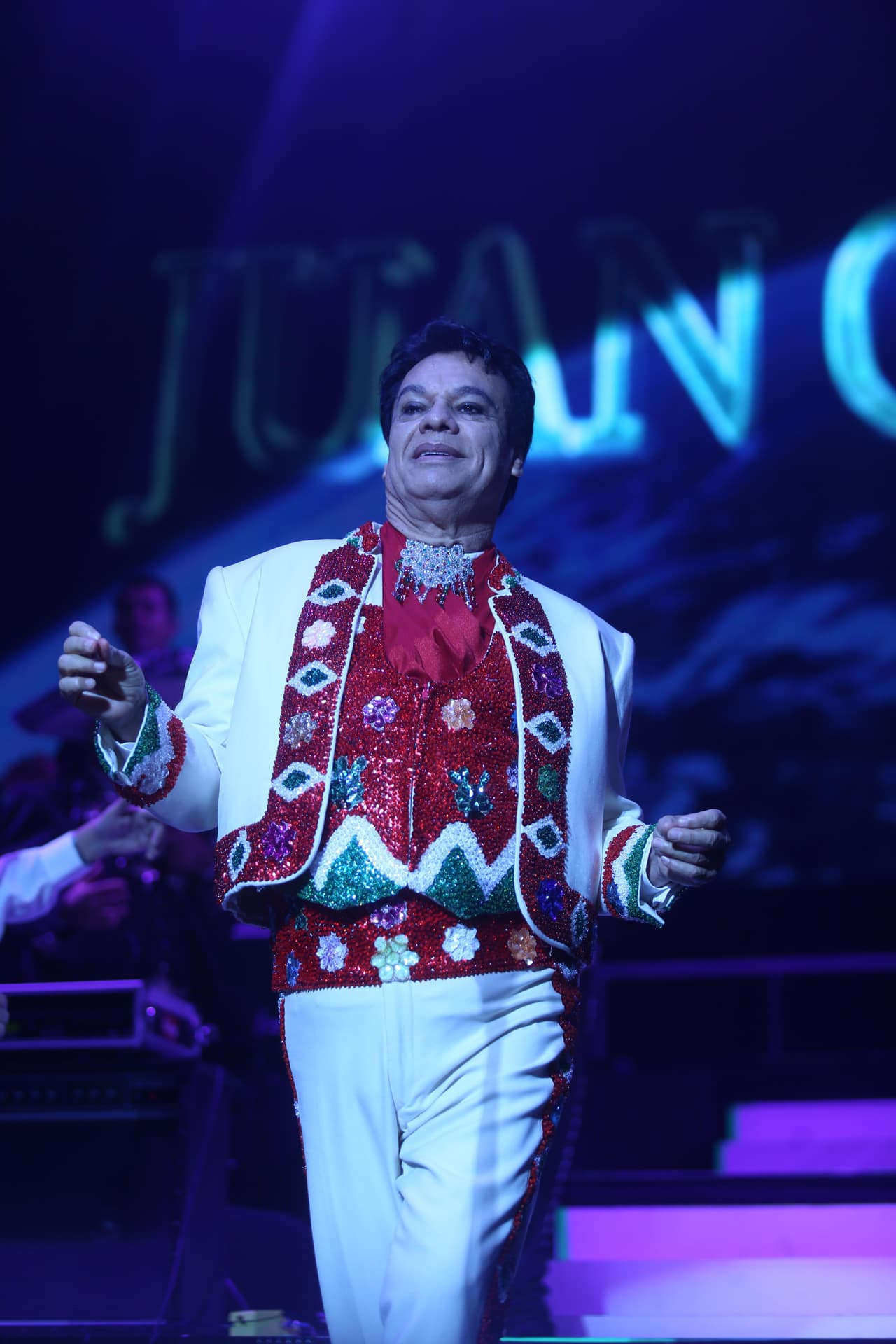 Hijo de Juan Gabriel se cae de borracho durante entrevista