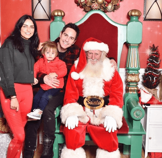 El retato navideño de la familia Ochmann Derbez también mostró el crecimiento de Kailani, quien con casi dos años de edad, tuvo miedo de conocer a Santa Claus.