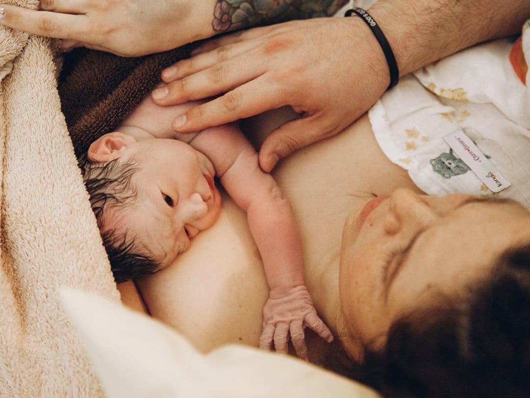 Jacqie Rivera presenta a su hijo recién nacido