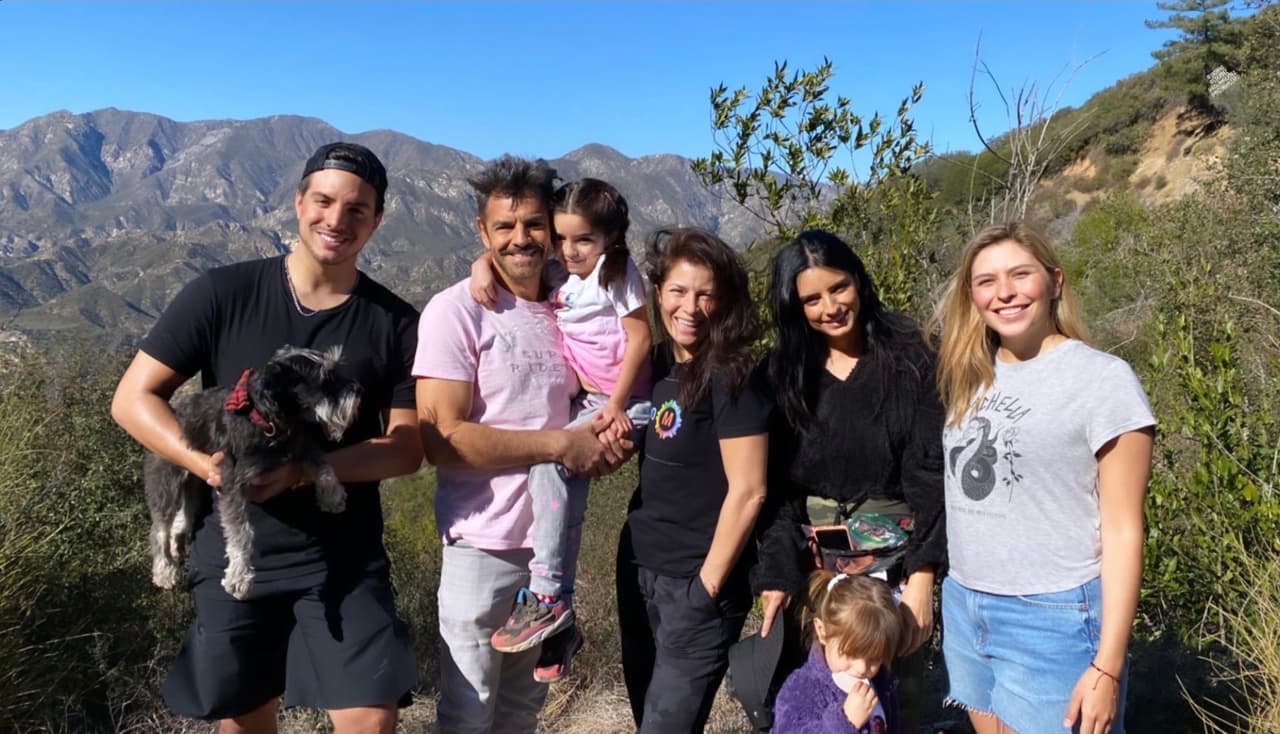 A tan solo unos días de celebrar con tremenda fiesta el cumpleaños de Kailani, la familia Derbez emprendió un paseo por la montaña y aunque el proceso fue peligroso, pues Vadhir arriesgó en varias ocasiones a la dinastía, lo que más llamó la atención fue la entrañable relación que Aitana mantiene con su sobrina Kailani.
