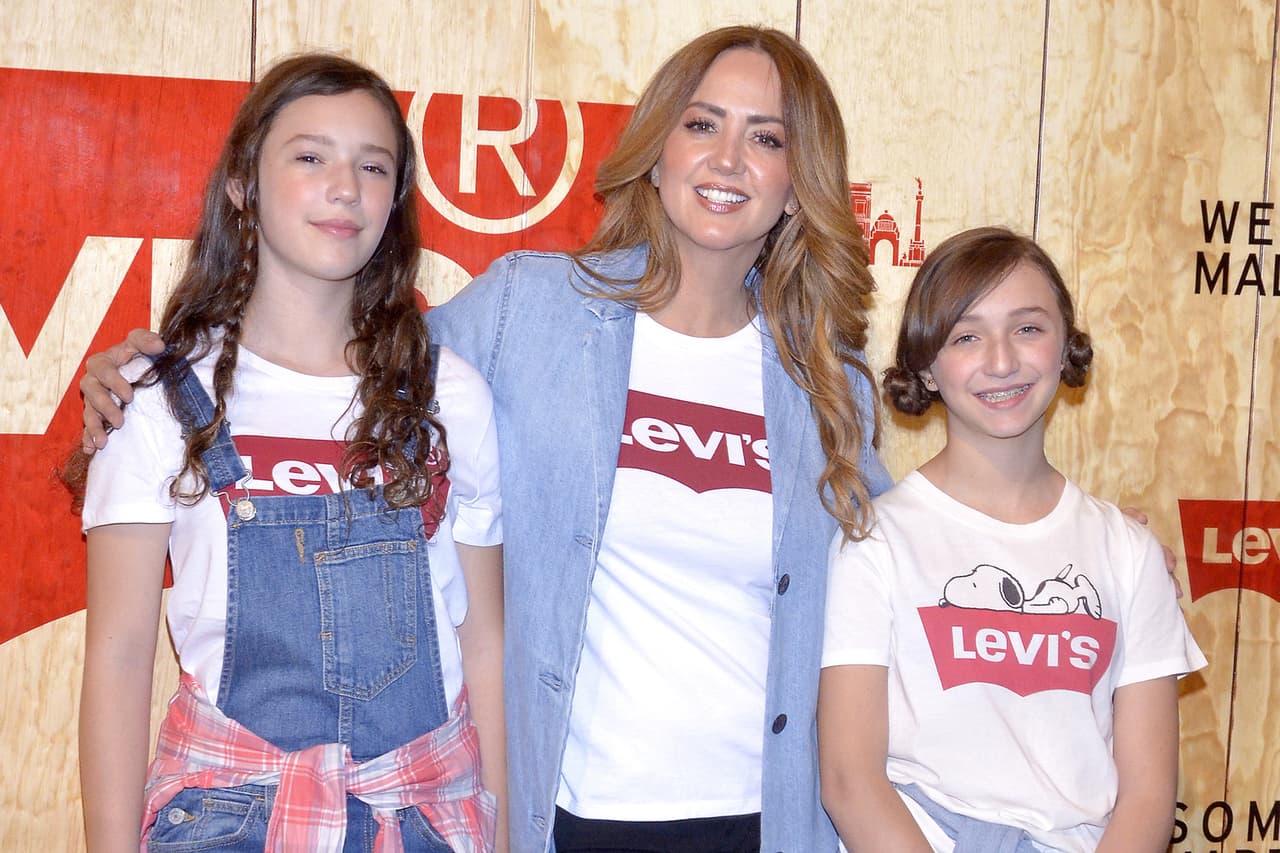 Andrea Legarreta con sus hijas en la apertura de una tienda Levi's