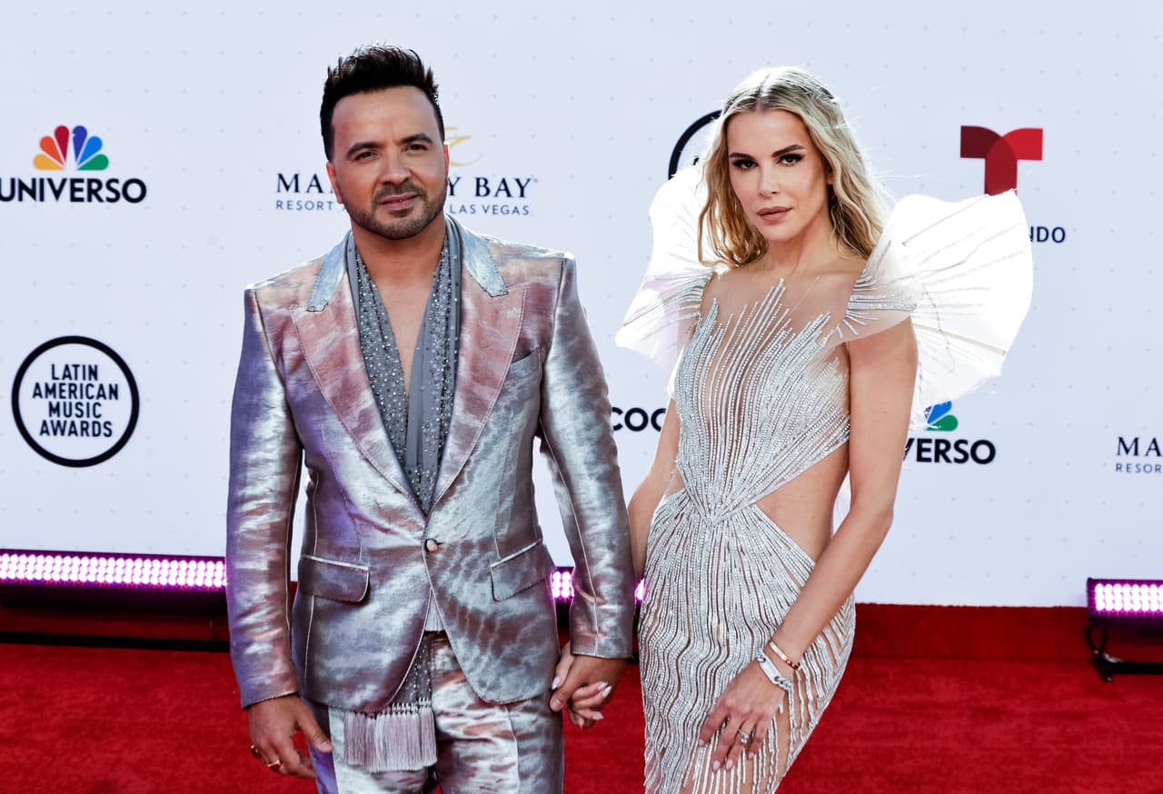 Luis Fonsi y Agueda López - La pareja sorprendió con sus brillantes y originales looks, mismos que fueron de la autoría de Dolce&Gabanna y Giannina Azar, respectivamente. El vestido de Agueda, ha sido del más aplaudido por críticos y usuarios en redes.