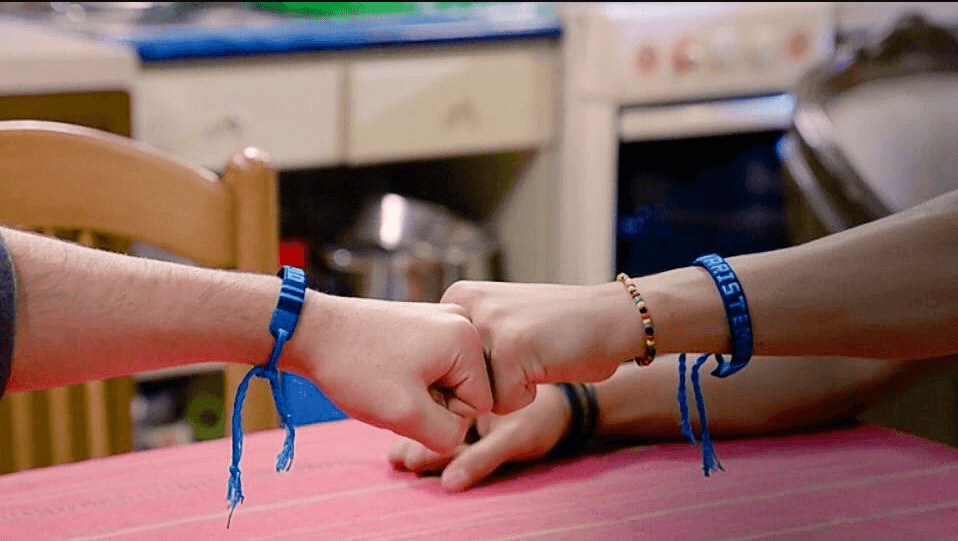 Nuestra pareja de enamorados querían llevarse a todos lados y fue por eso que Aris le regaló a Temo una pulsera en día que le declaró su amor.