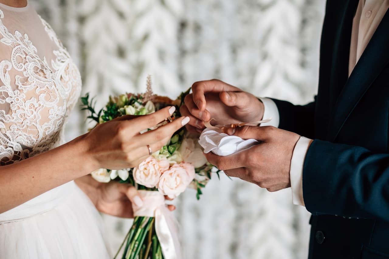Esto significan las arras, el lazo y otros símbolos y rituales típicos de boda