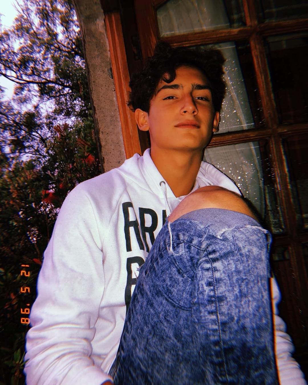 Al igual que Joaquín, el intérprete de 'Aristóteles' también gusta de usar pantalones estilo desgarrados o rotos. La combinación perfecta de su outfit lo complementa una sudadera deportiva.